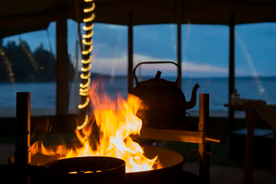 För kaffe mat och värme under evenemanget Tentipi tältkåtor med öppen eld i tältet