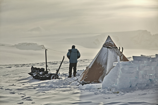 The camp with a man Fuchs IcefoxExpedition 0849