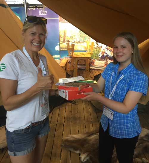 Adventurer Squas Falconer getting the third prize from Tentipi s Tilde Grahn a kit from Light my Fire