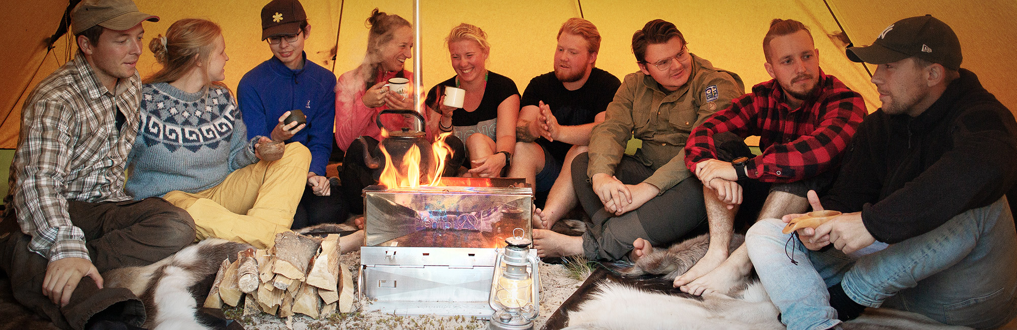 Hur gör man en öppen eld i Eldspis Hekla i en tältkåta?