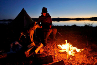 Lena Bjelfman dog fire light evening camping blog Tentipi